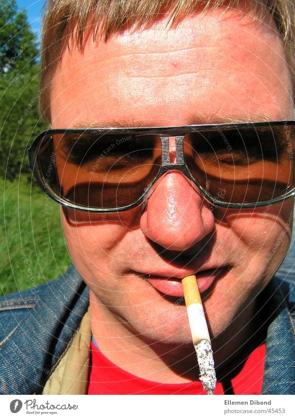cool guy Sonnenbrille Siebziger Jahre Zigarette Mann schwitzige Haut Erscheinung