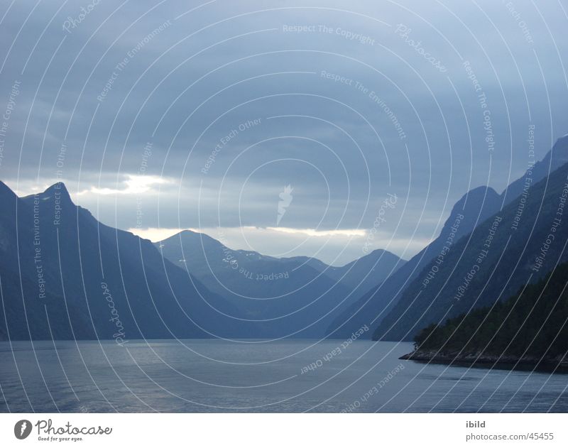 blaustufen Norwegen grau Fjord Wasser Berge u. Gebirge
