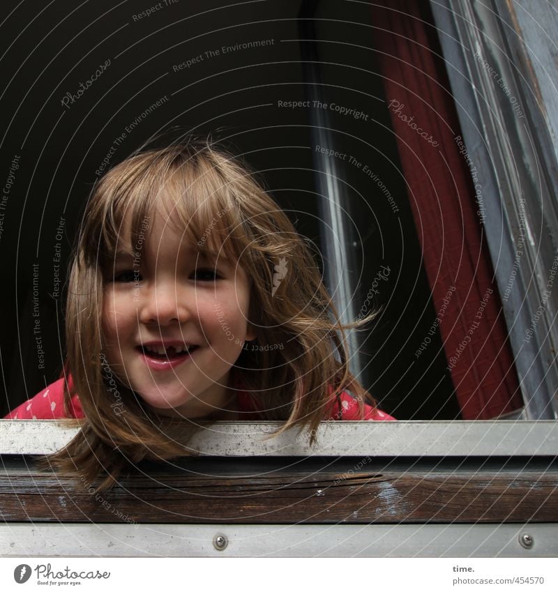 Lienchen Müller Mensch feminin Mädchen 1 3-8 Jahre Kind Kindheit Mauer Wand Fenster blond langhaarig beobachten Lächeln lachen Blick Fröhlichkeit Glück lustig