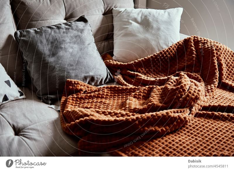 Leeres Sofa zum Entspannen Liege Plaid ruhen sich[Akk] entspannen gemütlich heimwärts Decke Kopfkissen Innenbereich lebend Raum Aktivität schlafen Appartement
