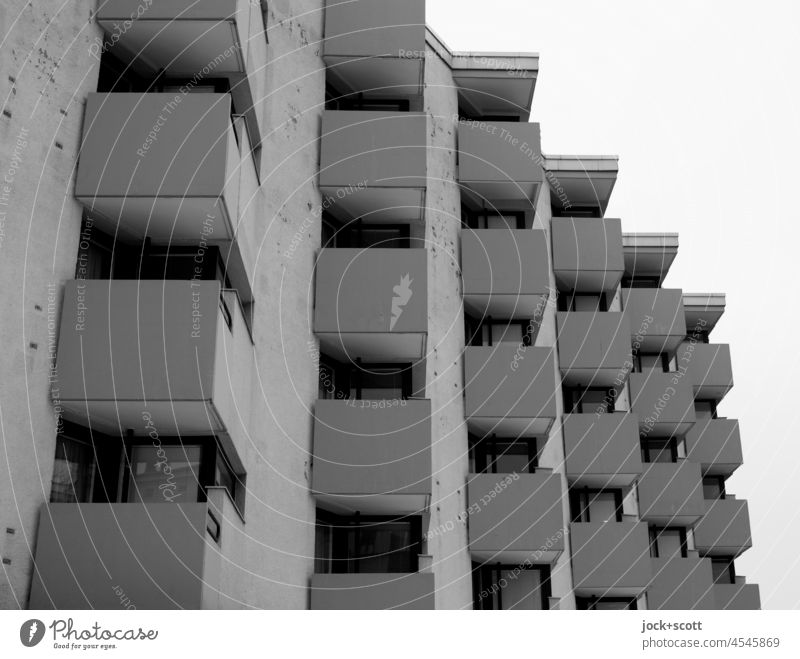 surreal | verunglücktes Wohnhaus zwischen Architektur und Skulptur Fassade Balkon eckig modern trist gleich Stil Symmetrie Funktionalismus Siebziger Jahre