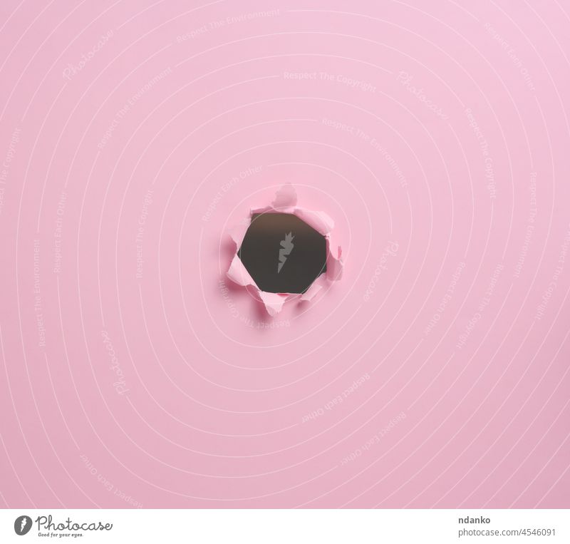 Loch mit eingerissenen Rändern in rosa Papier, Vollrahmen Golfloch Hintergrund zerrissen Saum blanko Pause Rahmen leer Zerreißen Schot Textur offen Beschädigte