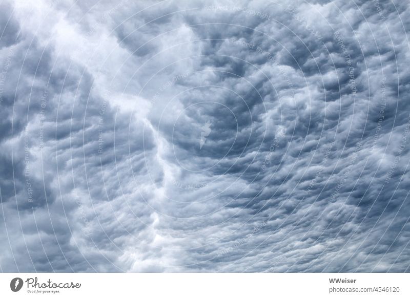 Die Wolken bilden eine zerklüftete Landschaft in Graublau-Tönen Himmel Blick Abend Regen Wetter Gewitter Unwetter schlechtes Wetter Gewitterwolken Natur Klima