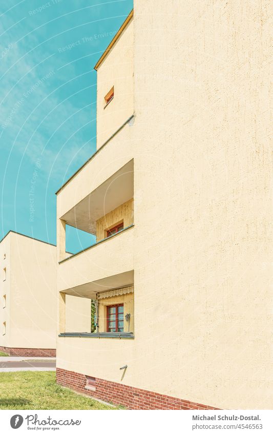 farbenfrohes Wohnhaus aus der Bauhaus-Zeit Magdeburg moderne neues bauen architektur beims minimal form fläche geometrie ästhetisch Farbfoto Bauwerk Gebäude