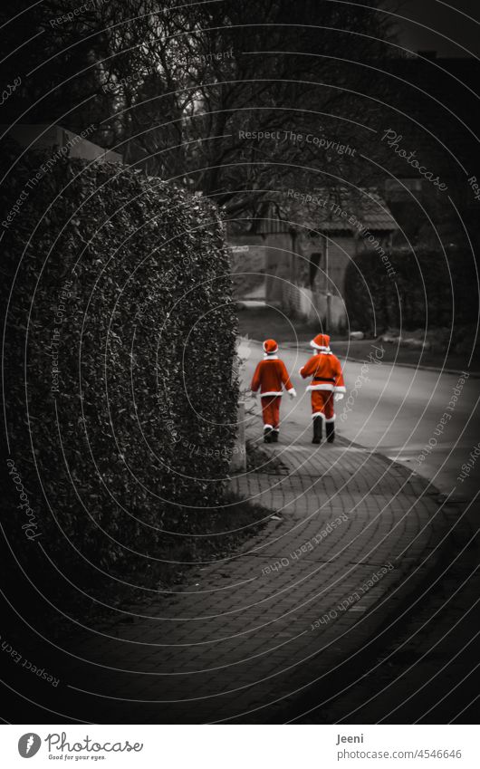 Zwei kleine Weihnachtsmänner auf großer Reise Weihnachten Weihnachtsmann Verkleidung Kinder Feste & Feiern Winter lustig Tradition Mütze Freude Dezember Mensch