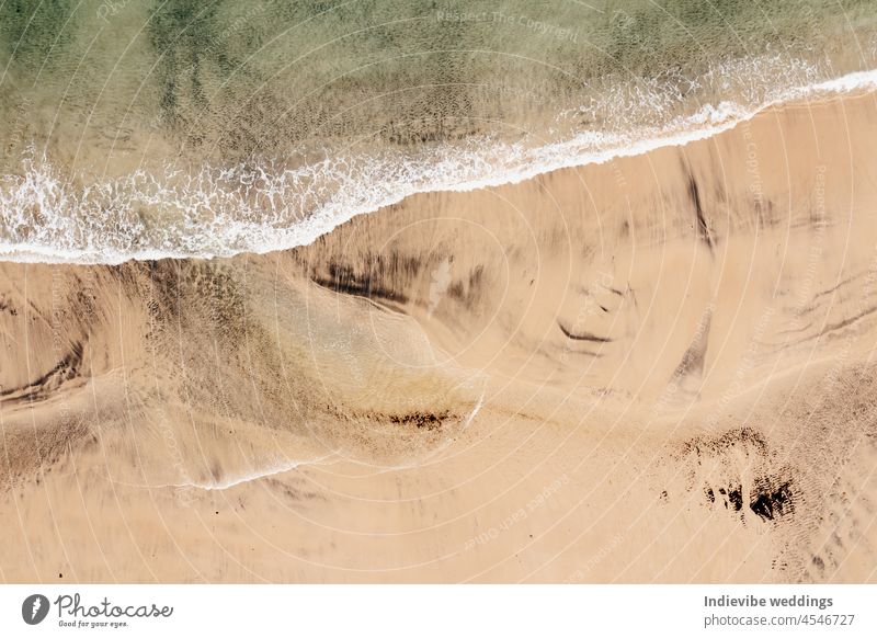Luftaufnahme eines Sandstrandes in Irland. Keem Beach ist ein kleiner Strand im Achill Sound in Irland. Kristallklares Meerwasser und natürlicher Sand am Ufer.