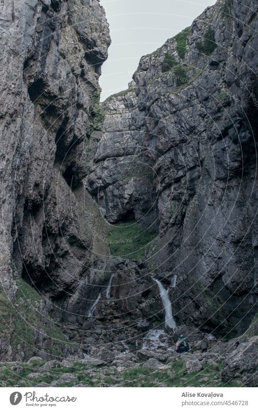 klippe und wasserfall in england Wasserfall Klippe Stein Sandsteinfelsen Natur Landschaft Felsen felsig Gras Tourismus Berge u. Gebirge Hügel Ansicht England