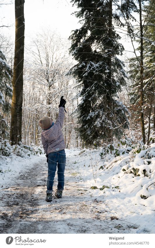 Mädchen im Winter im Wald mit Schnee Wandern Kind Grundschule Ausflug kalt Weihnachten