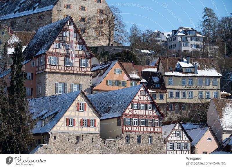Schwäbisch Hall Fachwerkhäuser im Winter Häuser Schnee mittelalterlich Hohenlohe Sonne Fenster
