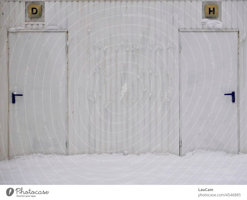 WC im Schnee - Klinken schauen sich an Toilette Winter Tür Türen Türen öffnen Damen Herren Türgriff Gebäude Eingang Griff Eingangstür Strukturen & Formen