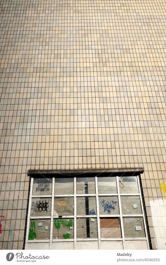 Fassade eines Hochhaus in Beige und Naturfarben mit verhängtem Fenster im Erdgeschoss im Sommer bei Sonnenschein in der Senckenberganlage im Westend von Frankfurt am Main in Hessen