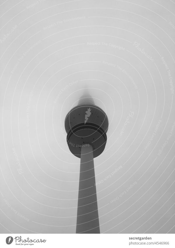 der große Heinrich. Turm nebelig Nebel Hamburg Fernsehturm minimalistisch Wahrzeichen Architektur Himmel trüb Froschperspektive Stadt Außenaufnahme