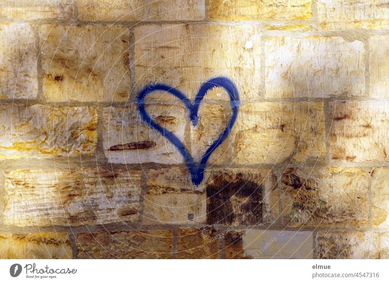 ein blaues Herz an einer Sandsteinmauer / Liebe / Liebeserklärung Graffito Mauer verliebt sein Graffiti Licht und Schatten Mauersteine Fassade Verliebtheit