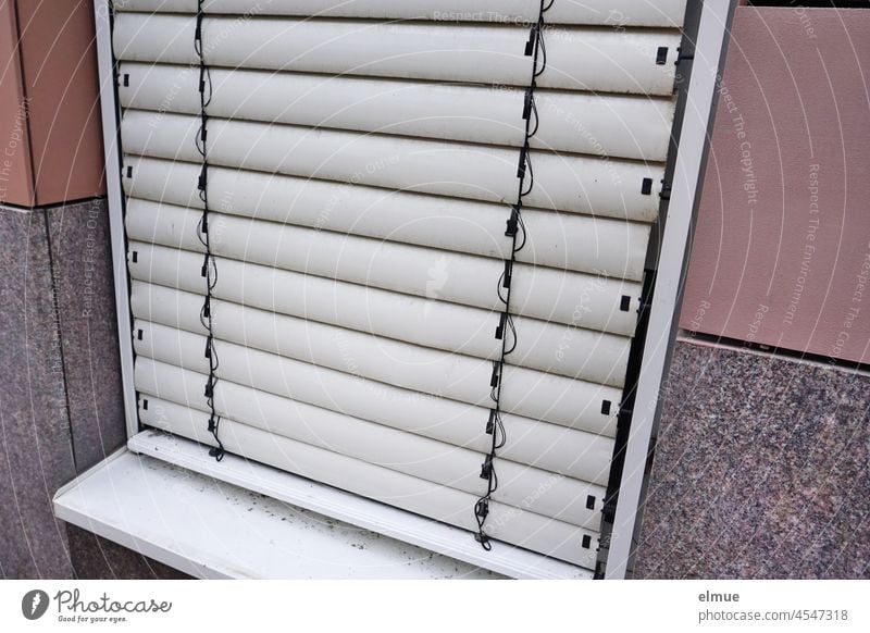 geschlossene Fensterjalousie in der Außenansicht / Sichtschutz Jalousie Rolladen Plissee Haus Gebäude Kunststoff Plastik Witterungsschutz Sonnenschutz