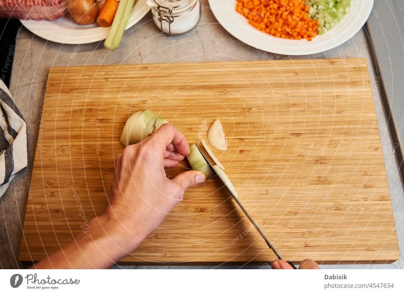 Frau schneidet Zwiebel in der Küche, Nahaufnahme Scheibe Gemüse zerkleinernd Schneiden Koch Küchenchef Sauberkeit Essen zubereiten Lebensmittel Gesundheit