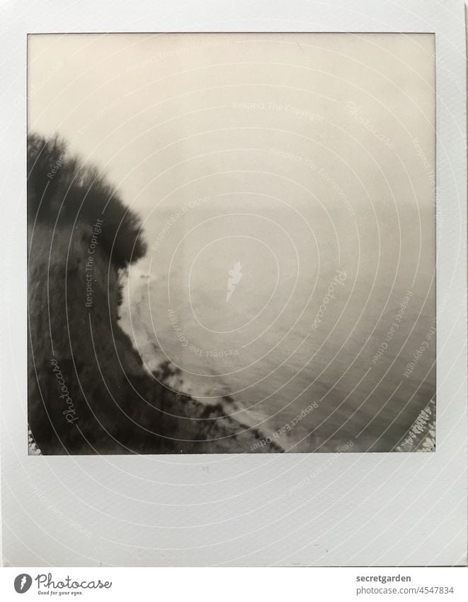 surreal | Neulich am Rande der Klippe Küste unscharf Polaroid hoch Höhenangst Angst Ferne Horizont See Meer Ostsee Schwarzweißfoto Himmel Wasser Ufer Wellen