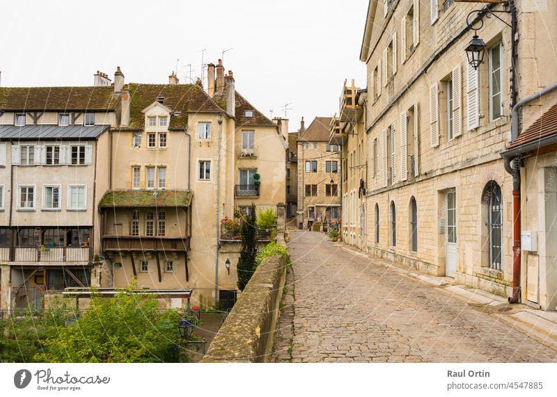 Schöner Blick auf eine alte Straße mit Kopfsteinpflaster in Dole, Frankreich dole Dorf Stadt reisen Ausflugsziel Gasse gepflastert Stein mittelalterlich antik