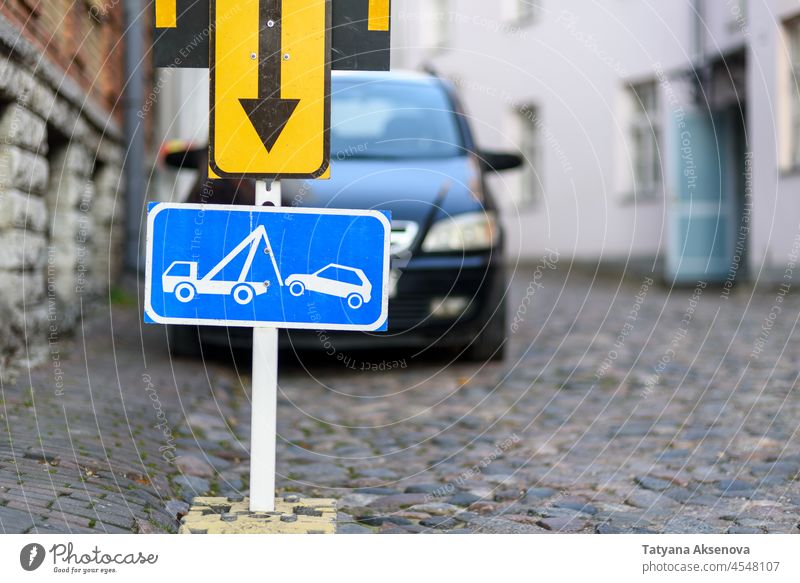 Abschleppen Zone Straßenschild mit Auto auf dem Hintergrund Zeichen parken verboten abschleppen PKW Großstadt Verkehr weg Symbol Transport Lastwagen Fahrzeug