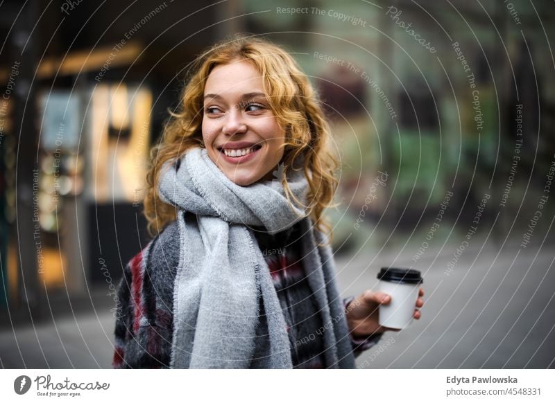 Junge Frau geht auf der Straße und hält eine Tasse Kaffee in der Hand eine Person Erwachsener schön lässig Mädchen Menschen Lifestyle urban Großstadt attraktiv
