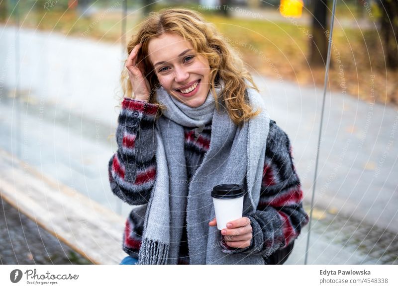Junge Frau mit Kaffeetasse lächelnd im Freien eine Person Erwachsener schön lässig Mädchen Menschen Lifestyle urban Großstadt Straße attraktiv Stadt Porträt