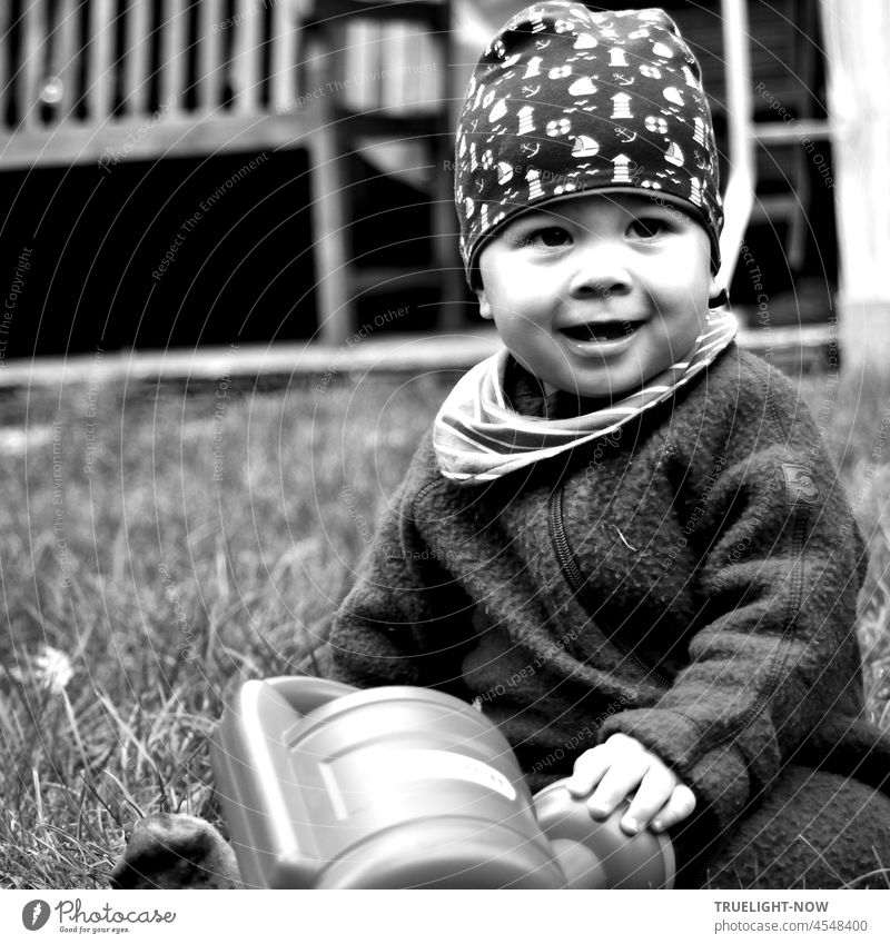 ...Und in den Kindern / Spiegelt sich die ganze Welt / Wissen und Weisheit... Portrait Kleinkind Baby Junge fröhlich Freude offen lachen lächeln schauen Herbst