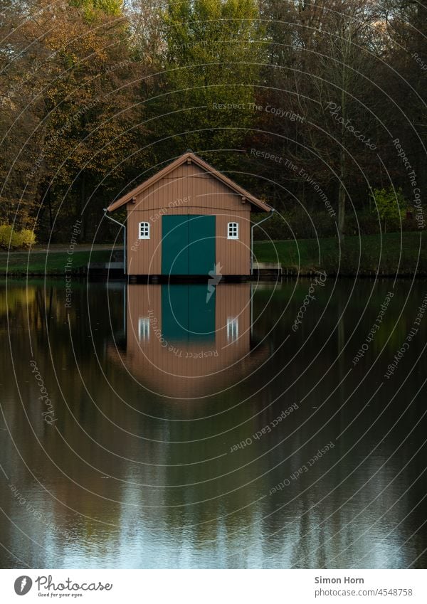 Hütte am Wasser Bootshaus Weiher See Seeufer ruhig Reflexion & Spiegelung Oberfläche Wasseroberfläche Umwelt Idylle Natur Wasserspiegelung friedlich Teich