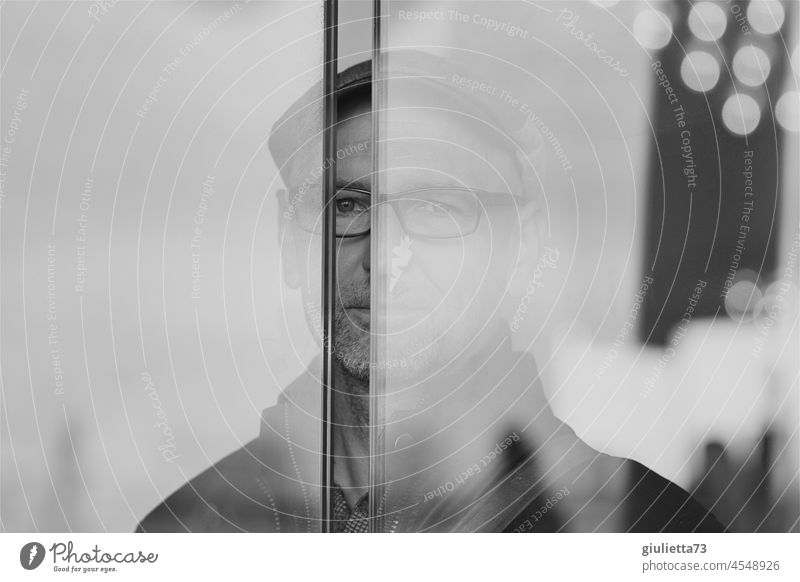Schwarz-Weiß-Porträt | Versteckter Blick eines Mannes durch eine Glasscheibe Schwarzweißfoto maskulin Mensch 1 Männlicher Senior Erwachsene 45-60 Jahre 50 plus