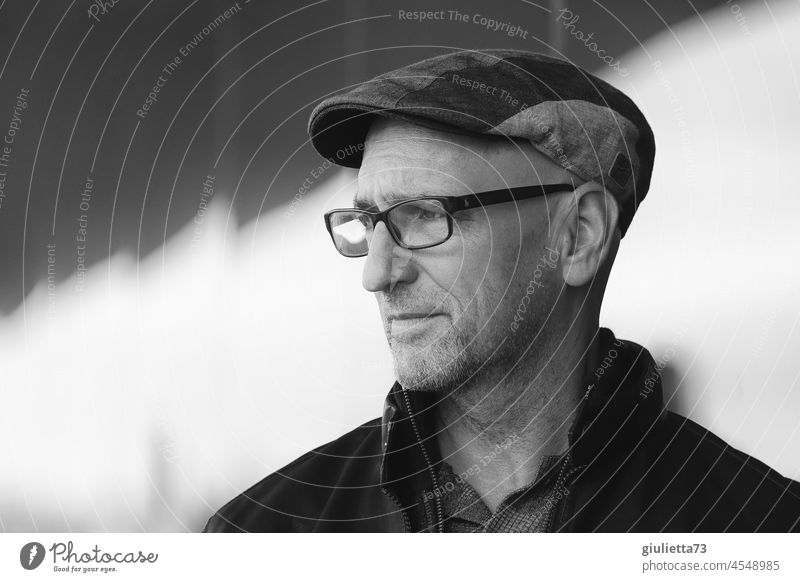Schwarz Weiß-Porträt eines melancholischen Mannes mit Brille und Kappe | UT HH 19 Erwachsene Männlicher Senior Mensch maskulin Hut Mütze Schirmmütze
