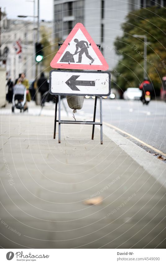 Baustellenschild mit Pfeil in einer Stadt baustellenschild Schild Hinweisschild Baugewerbe Warnschild Achtung Schilder & Markierungen