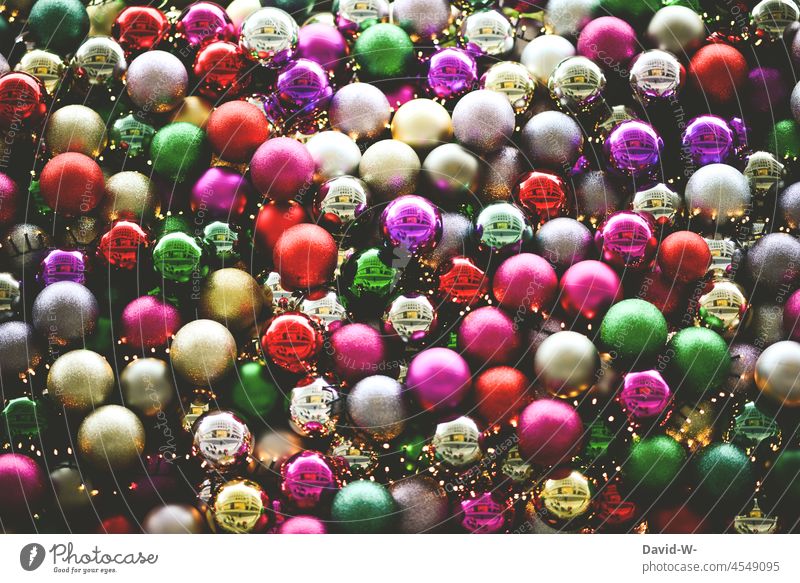 viele bunte Christbaumkugeln zu Weihnachten Weihnachten & Advent weihnachtlich Weihnachtsdekoration kitschig farbenfroh Dekoration & Verzierung festlich