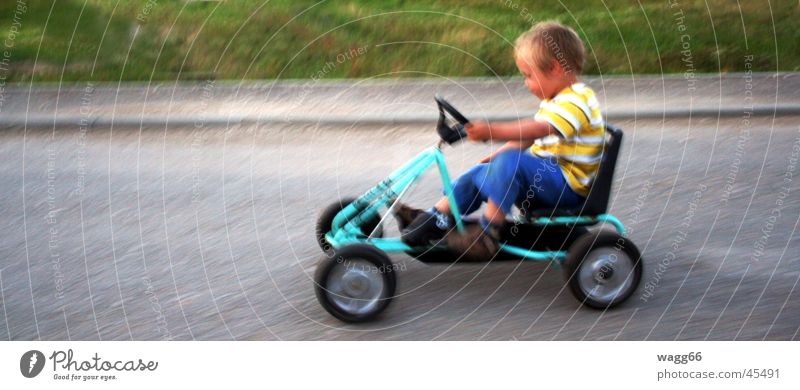 Speedy ! Kind Kettcar Fahrzeug Geschwindigkeit Verkehr führen Spielzeug Mensch Straße Rad lenken trappen.