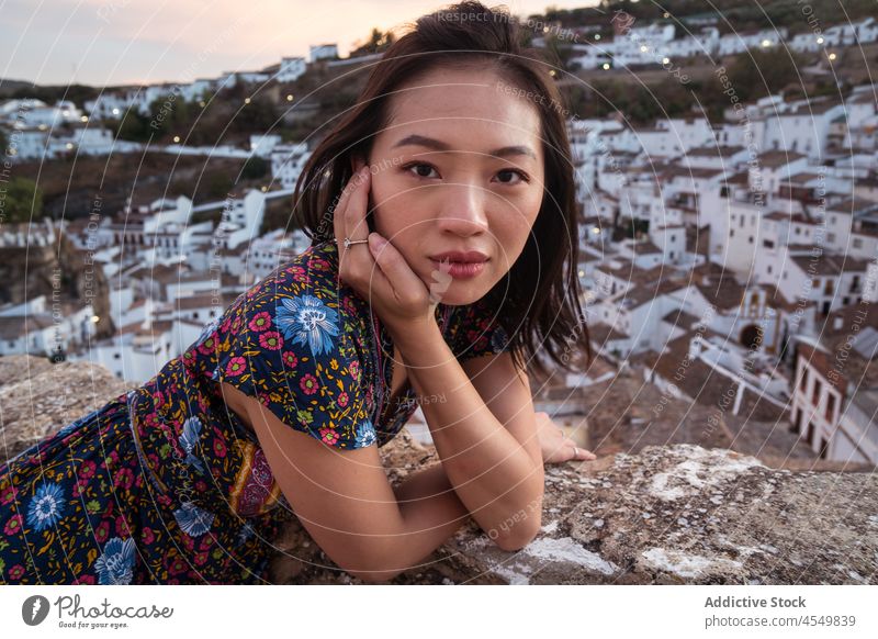 Asiatische Frau, die sich an einer alten Stadt ausruht reisen Gebäude antik Tourist Erholung Tourismus Ausflug Architektur Sightseeing gealtert Sommer Urlaub