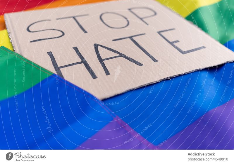 Stop Hate-Inschrift auf LGBT-Flagge lgbt Regenbogen Fahne Hass stoppen Aufschrift gleich Toleranz Menschenrechte Freiheit farbenfroh Straße Stolz Symbol lgbtq