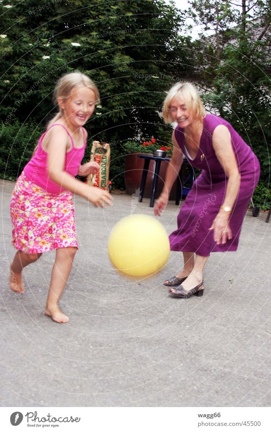 fang den ball Ballsport Familie & Verwandtschaft Spielen lachen happy Garten