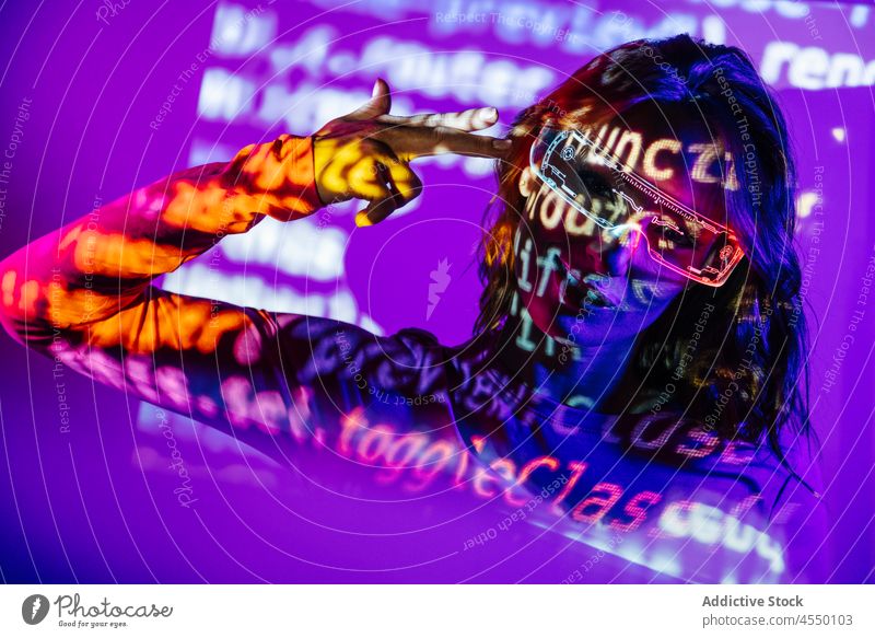 Stylish Young Woman In Projektor Lichter mit html-Code Hacker Programmierer HTML Datenverarbeitung online Selbstmord Pistole Schuss farbenfroh Sicherheit