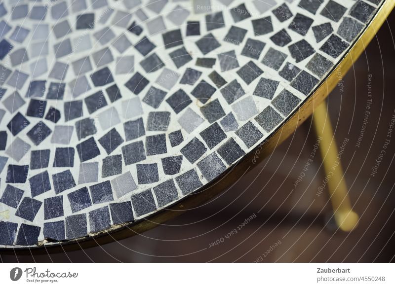 Mosaik mit Messingkante von Tischchen aus den 50er Jahren Tischplatte Tischbein Schwung Kurve Design Innendesign Muster Strukturen & Formen Stil Linie