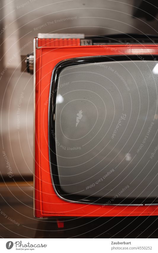 Roter Fernseher mit Bildröhre aus den 70er Jahren mit Kunststoff-Gehäuse rot Bildschirm Fernsehapparat fernsehen Medien Unterhaltungselektronik retro