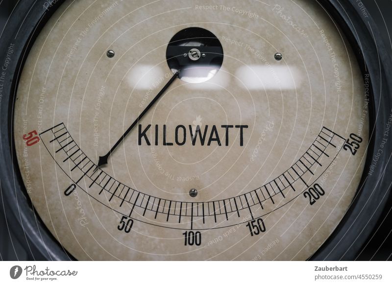 Messinstrument für Kilowatt, Leistung, Energie Elektrizität elektrisch Zeiger Skala rund Glas Energiewende Strom Hochleistung Null niedrig Energiewirtschaft