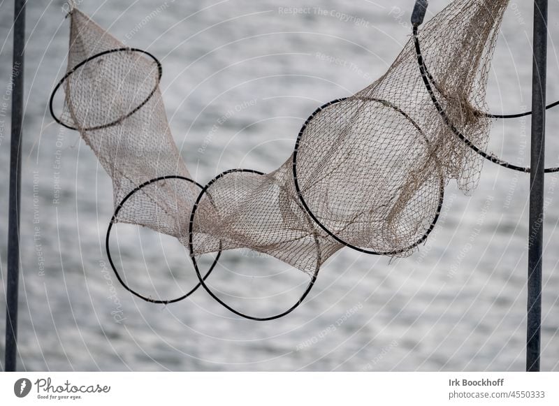 Kaputtes Fischernetz hängt zum Trocknen Netz Nahaufnahme hängend Reuse ruhig kaputt Schatten Menschenleer Licht Strukturen & Formen Textfreiraum unten Kontrast