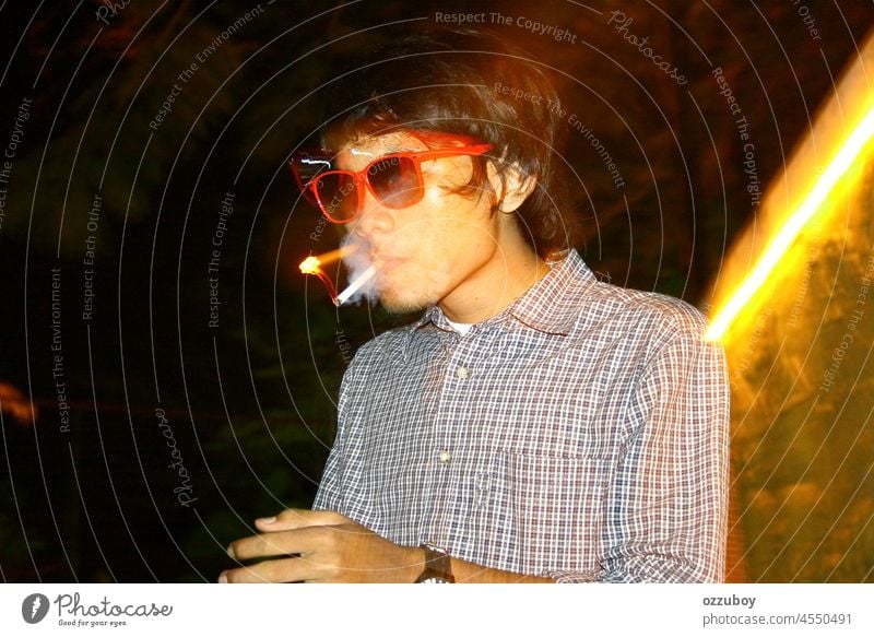 Junger Mann raucht Zigarette in der Nacht Person Sucht Erwachsener Rauch jung ungesund Raucherin Tabak Nikotin Süchtige männlich asiatisch Krebs schlecht