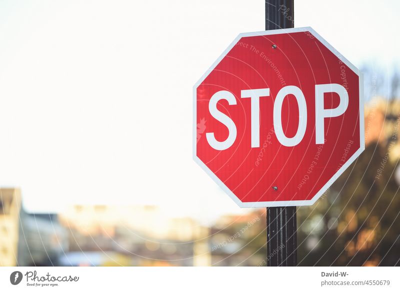 Stopschild am Straßenrand - Stop Verkehrsschild Schild anhalten rot groß Verkehrszeichen Warnung Achtung Hinweis