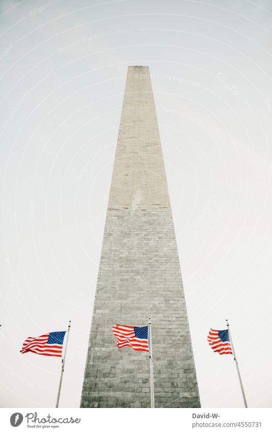 Das Monument - Denkmal in Washington hinter Flaggen der USA Amerika wehen Wind Fahne Erinnerung