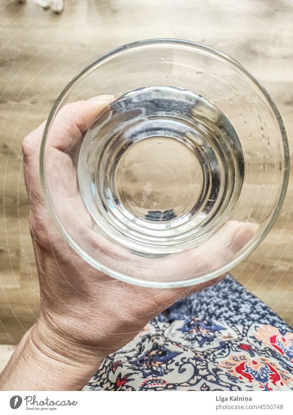 Hand hält ein Wasserglas Trinkwasser Erfrischungsgetränk Glas Getränk trinken Durst Gesundheit Mineralwasser Durstlöscher kalt Nahaufnahme durstig Gaukler