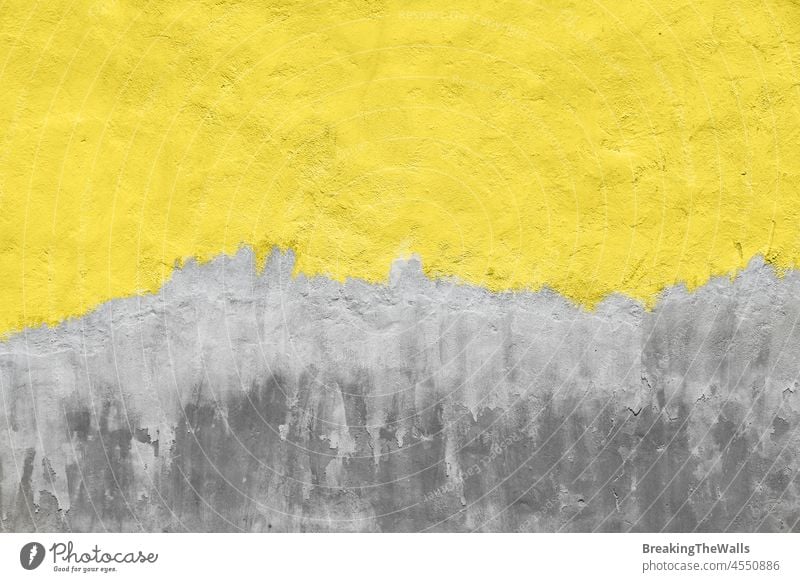 Verwitterte gelb gestrichene graue Betonwand Wand verputzen gemalt dreckig Fleck Kalk Mängel Wetterflecken läuft Durchhang gebürstet Zement Hintergrund Textur