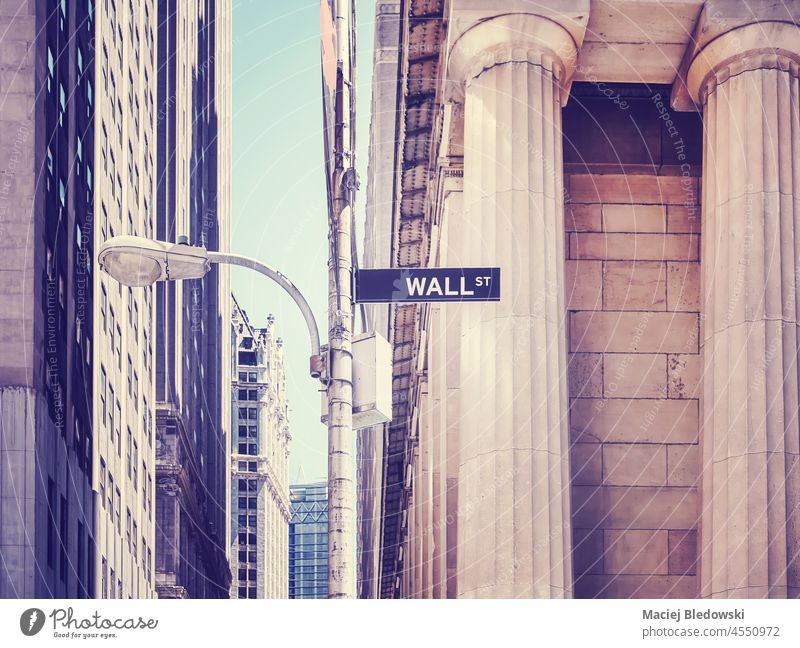 Farbiges getöntes Bild des Wall-Street-Schilds an einem Laternenpfahl, selektiver Fokus, New York City, USA. Großstadt Wall Street New York State Manhattan