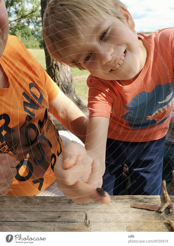 Kindheit | Frecher Käfer Junge lächeln grinsen Spaß haben lustig witzig Hand zeigen Witz machen Fröhlichkeit Sommer Leichtigkeit Gesicht Zufriedenheit Familie