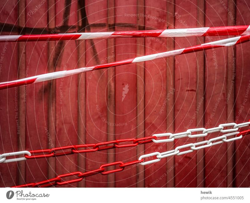 Absperrung Ketten Flatterband rot-weiss Außenaufnahme senkrechte Streifen Stop Farbe rot