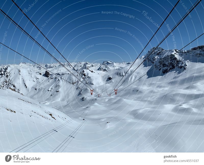 Längste Seilbahn in der Schweiz. Verbindet Arosa mit Lenzerheide. Angel Schnee weiß arosa lenzerheide