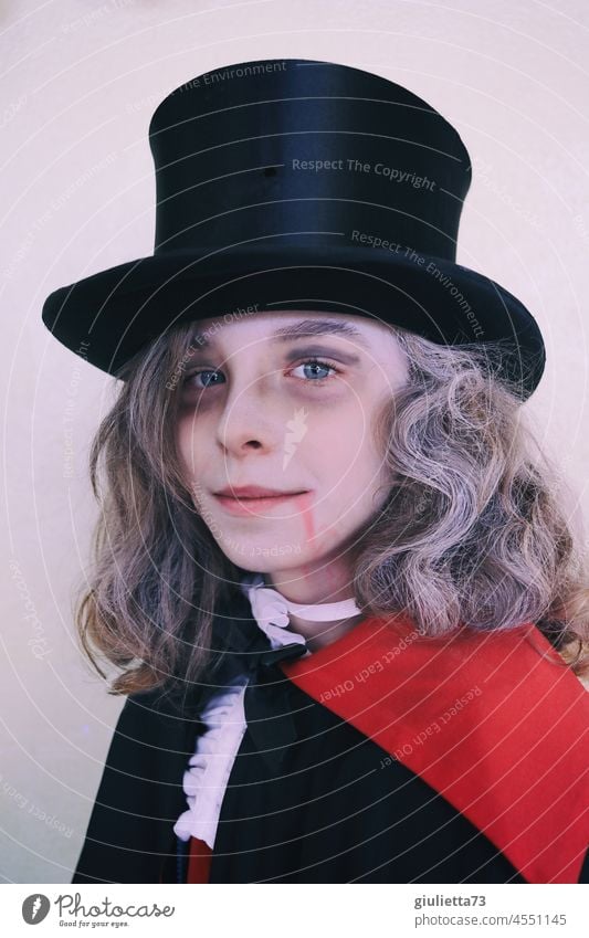 Draculas Sohn | Lächelnder Junge im Vampirkostüm zu Halloween Porträt Kinderportrait 1 Kindheit Karneval Fasching Kostüm Karnevalskostüm verkleiden gefährlich