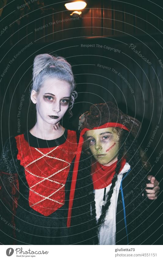 Draculas Tochter und kleiner Zombie-Pirat| Kinder gruslig verkleidet zu Halloween Porträt 2 Vampir gruselig Tod dunkel bedrohlich Blick Blick in die Kamera